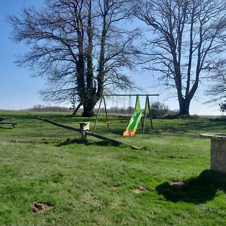 Gites A L'Ombre Des Chenes Châteauvieux Buitenkant foto